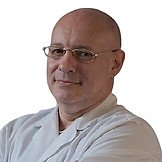 Врач Заварзин Петр Жанович